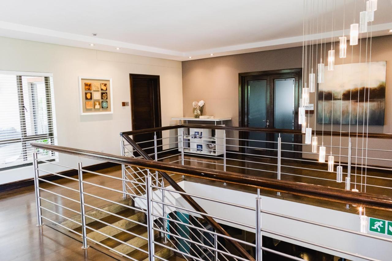 Tredenham Boutique Hotel Bloemfontein Exterior foto Stainless steel handrail