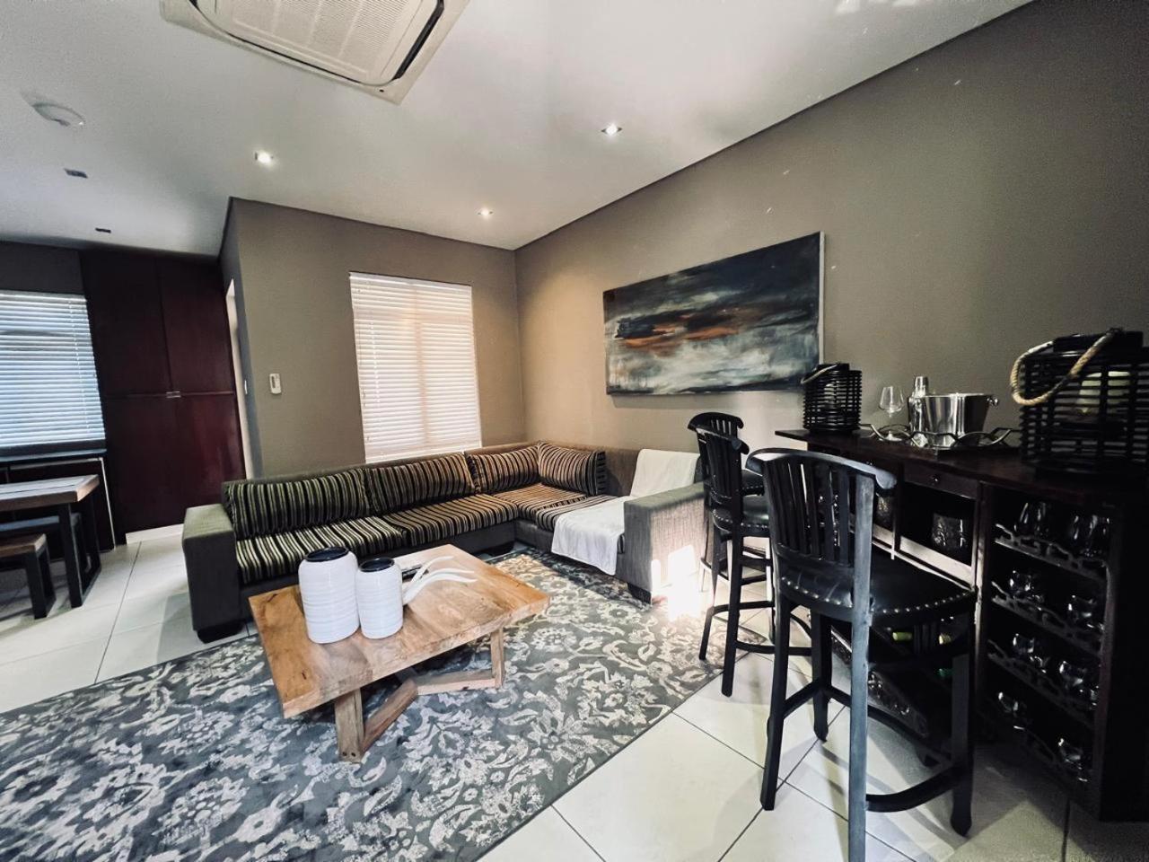 Tredenham Boutique Hotel Bloemfontein Exterior foto A living room in a private house