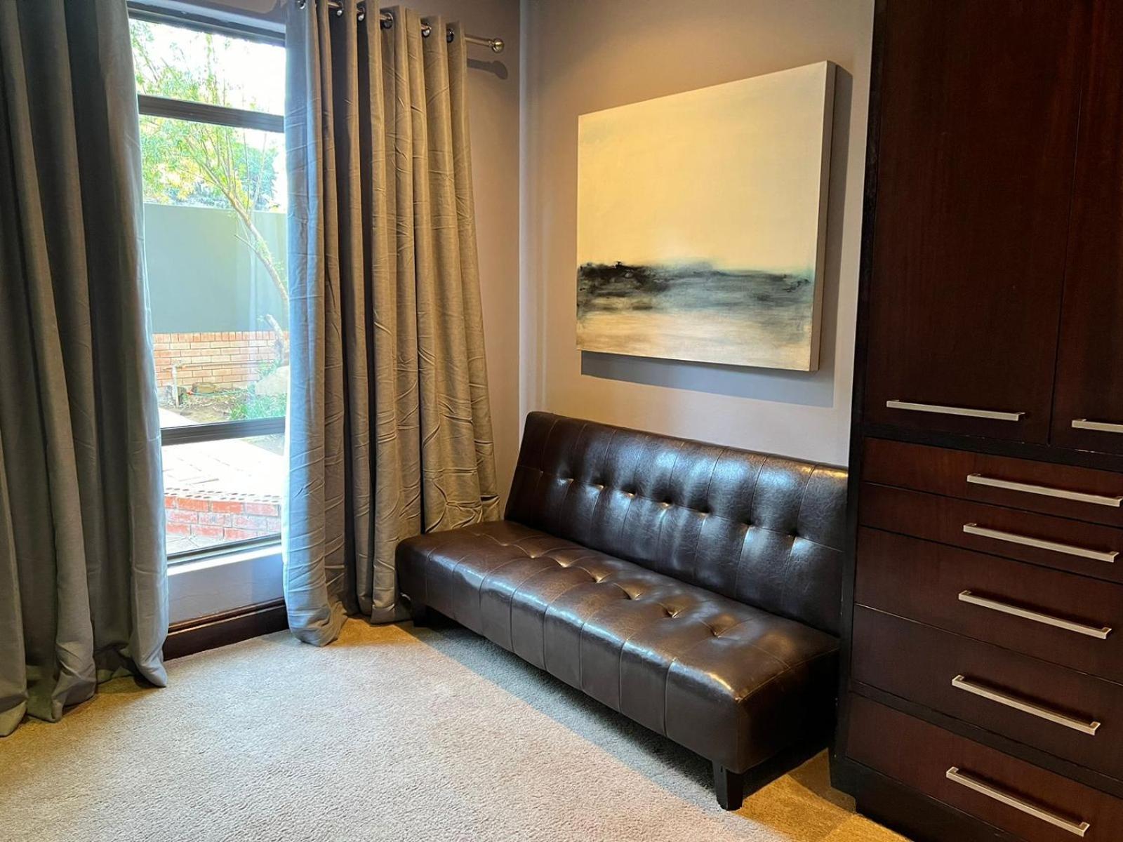Tredenham Boutique Hotel Bloemfontein Exterior foto A futon sofa
