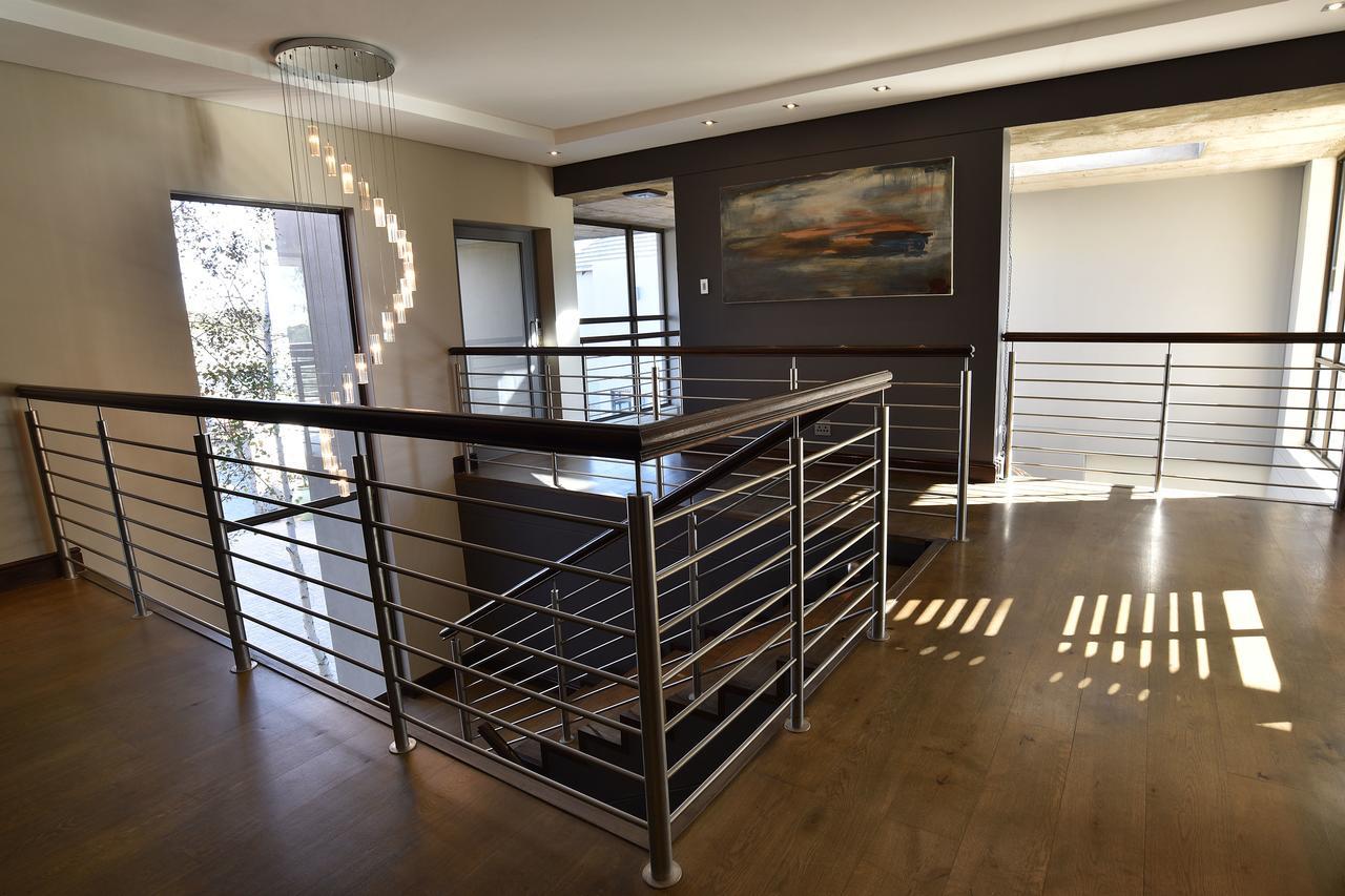 Tredenham Boutique Hotel Bloemfontein Exterior foto Stainless steel handrail